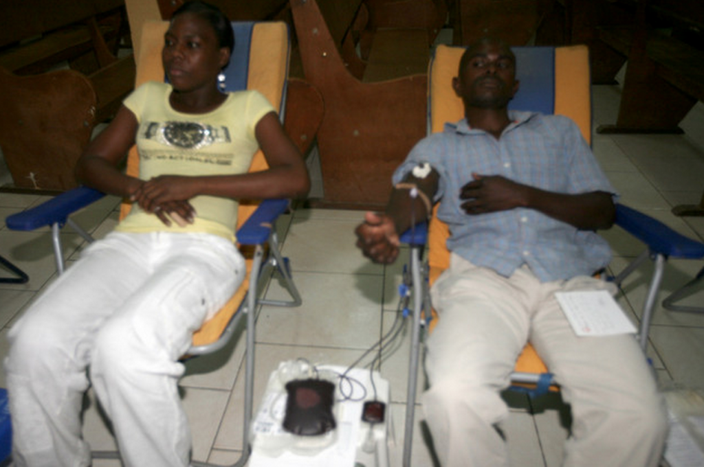 Jovens da Igreja Josafat doam sangue ao hospital do Lobito