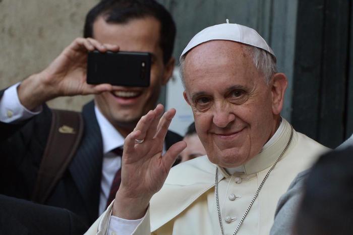 Papa Francisco critica uso de telefones durante a missa 