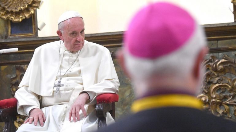 O Papa Francisco está a ser alvo de críticas, até no topo da Igreja Católica.