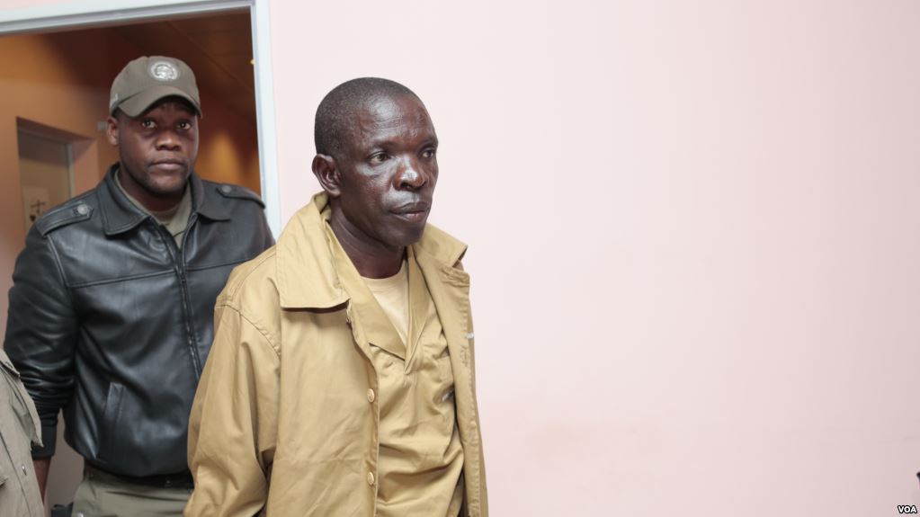 José Julino Kalupeteca, no seu julgamento no Tribunal Provincial de Huambo, Angola