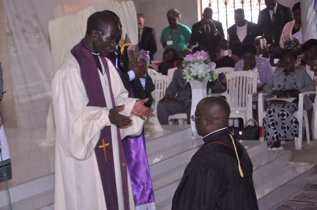 Reverendo Laurindo Kangombe presidiu o acto de posse. (Foto: Jaime Chiquito)