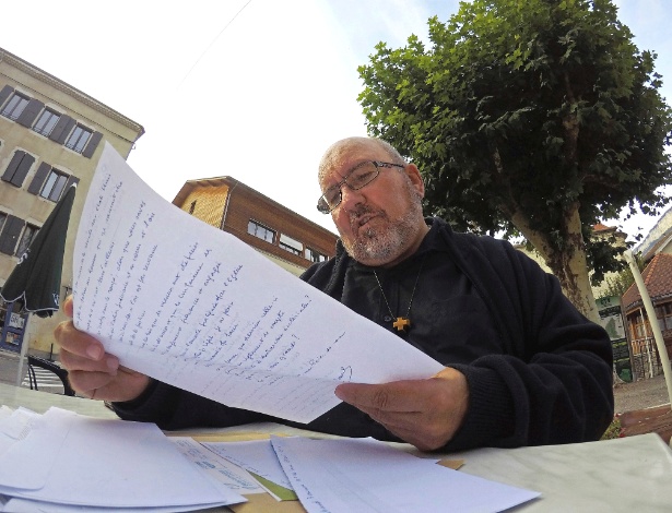 Padre Pierre Vignon lê carta escrita por um crítico em Saint-Martin-En-Vercors, na França
