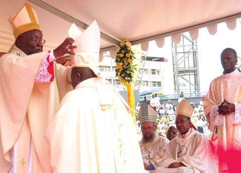 Momento em que era colocada a Mitra na cabeça do novo bispo. Fotografia: João Gomes | Edições Novembro