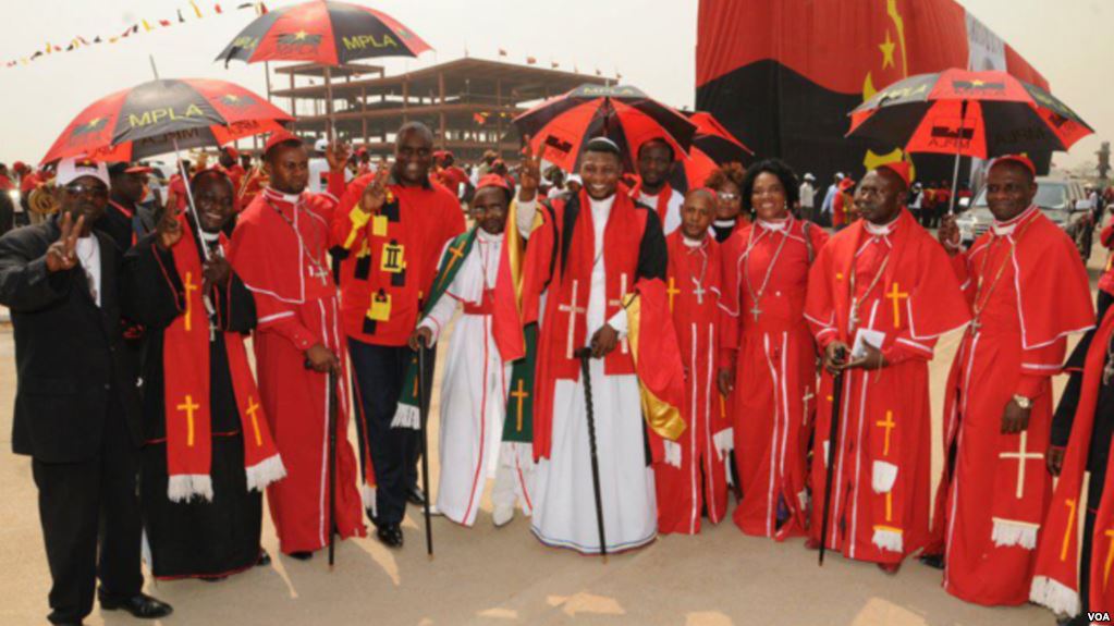 Religiosos num comício do MPLA, fotografados com o antigo Secretário Provincial Bento Bento. Foto: VOA