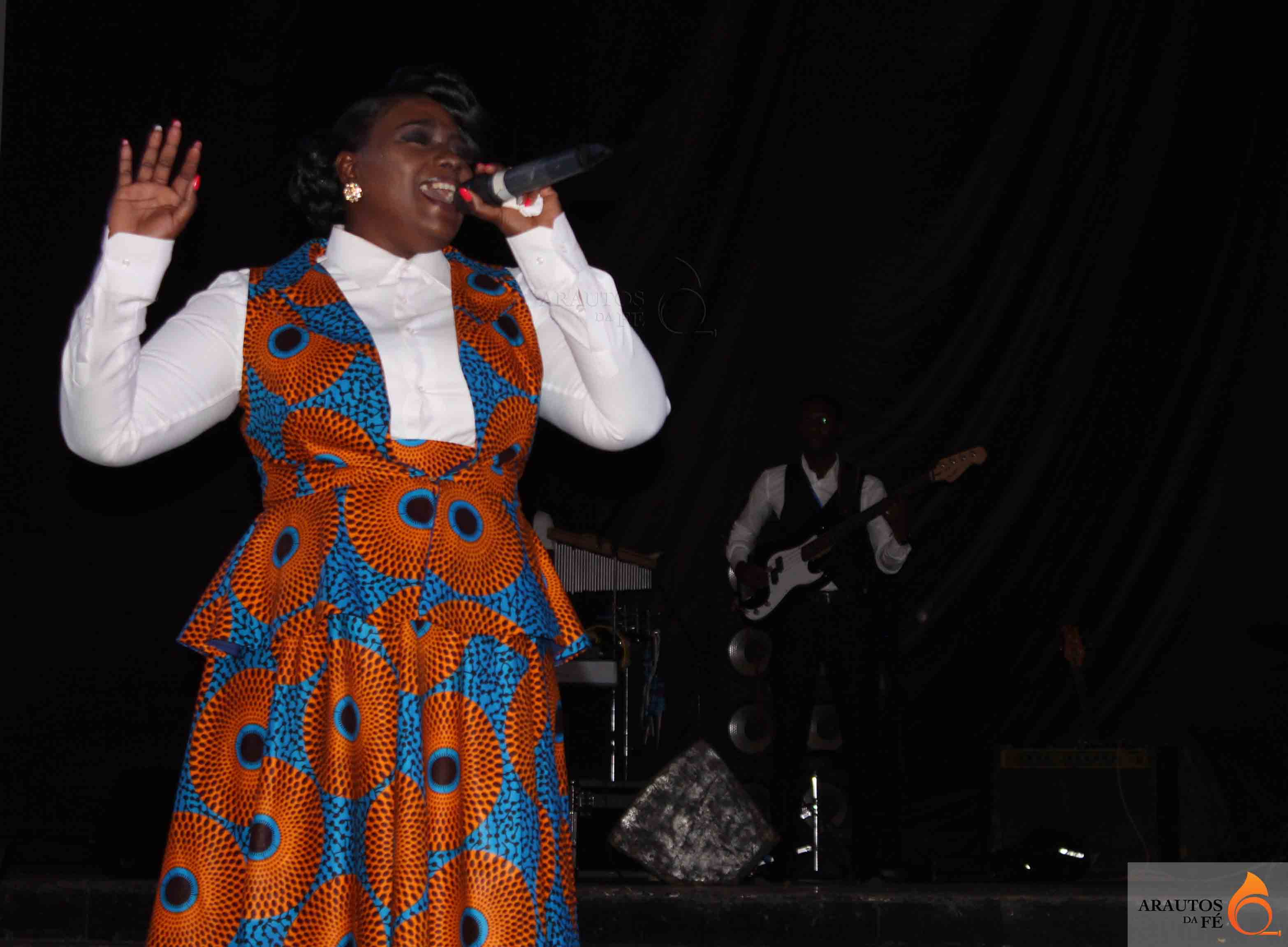 Nádia Mayembe uma notável cantora gospel. 