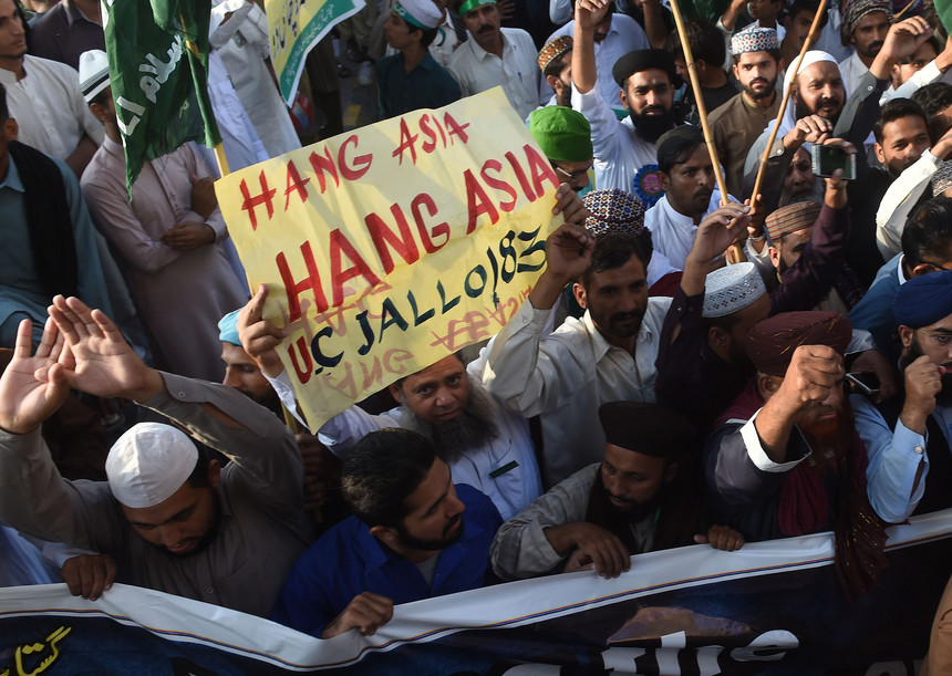 Manifestantes pedem o enforcamento de Asia Bibi num protesto em Lahore, a 19 de outubro - ARIF ALI AFP GETTY IMAGES