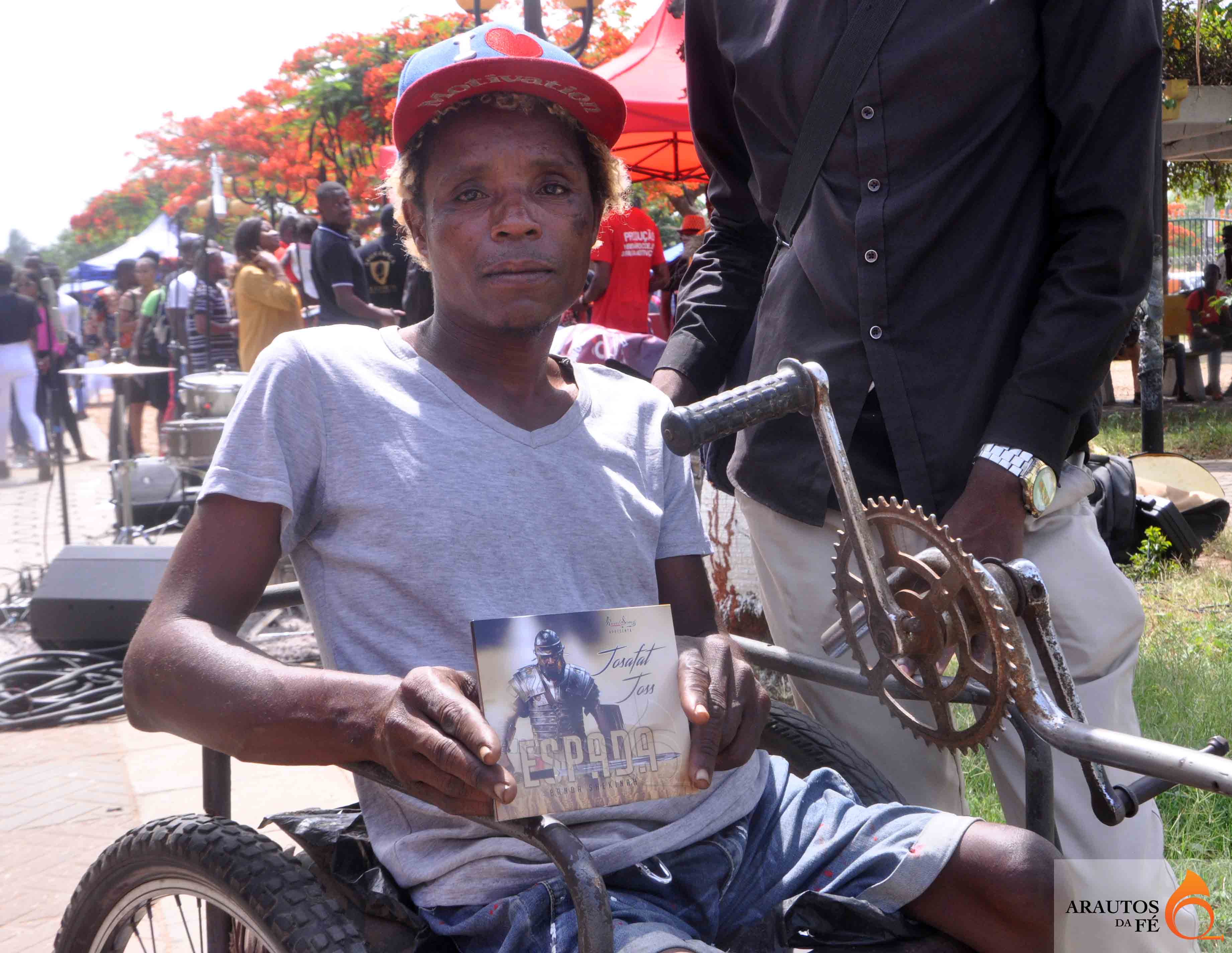 Alberto Simão esteve na Praça da Independência para adquirir o CD "Espada". (Foto: Jaime Chiquito)