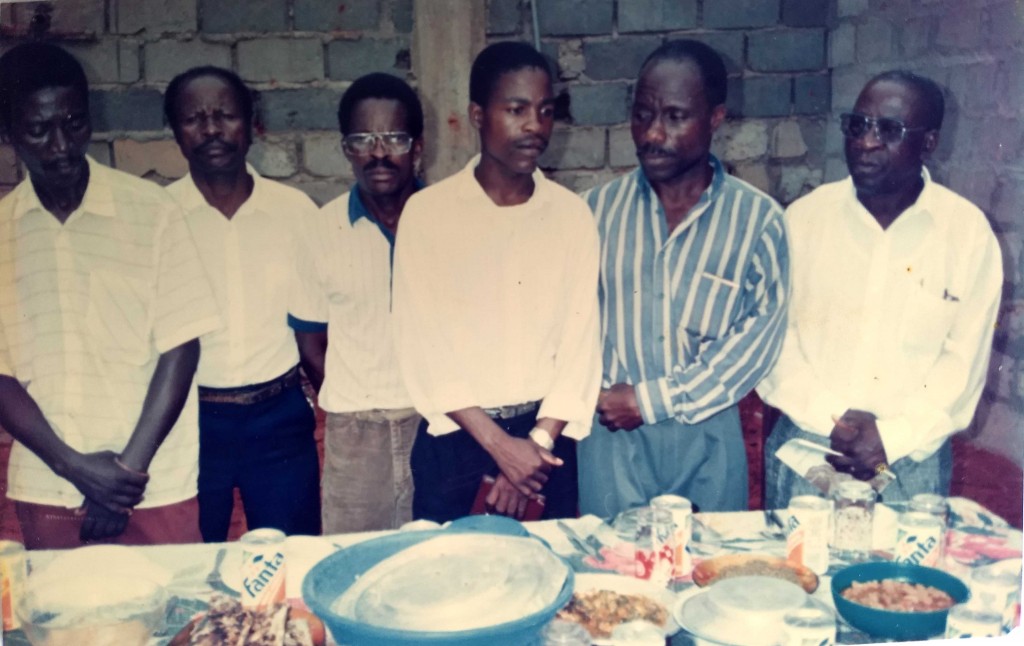 Francisco Kitekulo, Joaquim Arsénio, José João (em memória), Maurício Aramando, Domingos Tomé, Martinho Cassinda (em memória), a volta da mesa, no aniversário do coral em 92