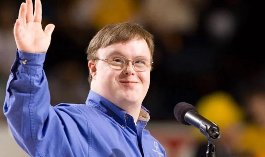 Frank Stephens tem síndrome de Down e se tornou uma voz poderosa contra o aborto, em todo o mundo. (Foto: Daily Wire)