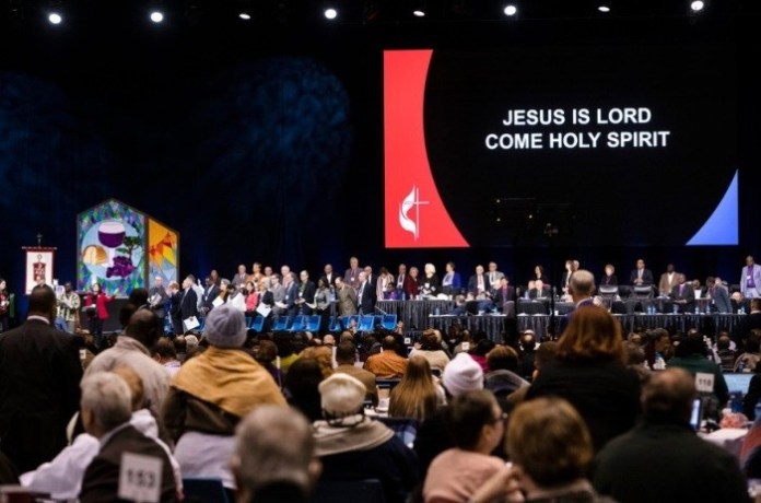 Vista do palco durante a sessão especial da Igreja Metodista Unida dos EUA, em St. Louis, Missouri