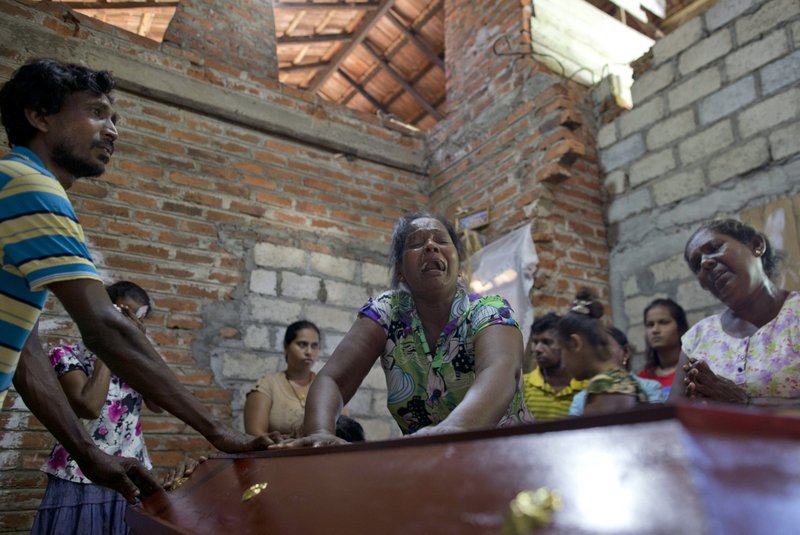 Lalitha chora sobre o caixão da sobrinha de 12 anos, Sneha Savindi, que foi vítima do ataque à igreja de St. Sebastian, no domingo de Páscoa, no Sri Lanka. (Foto, AP Photo,Gemunu Amarasinghe)