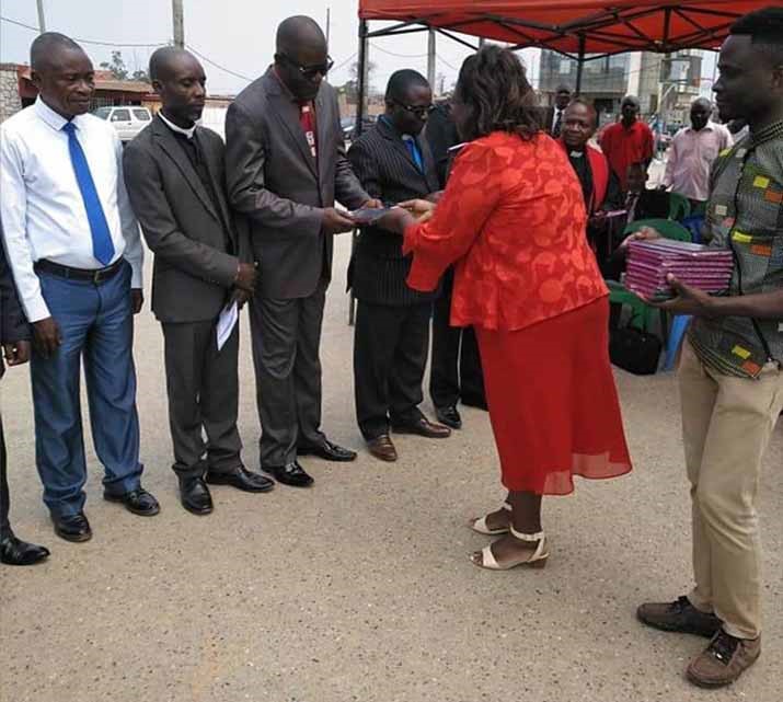 SBA vende Bíblias em Kikongo no Uíge.