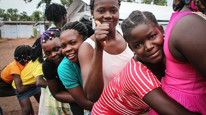 Há mais meninas fora de escolas que rapazes