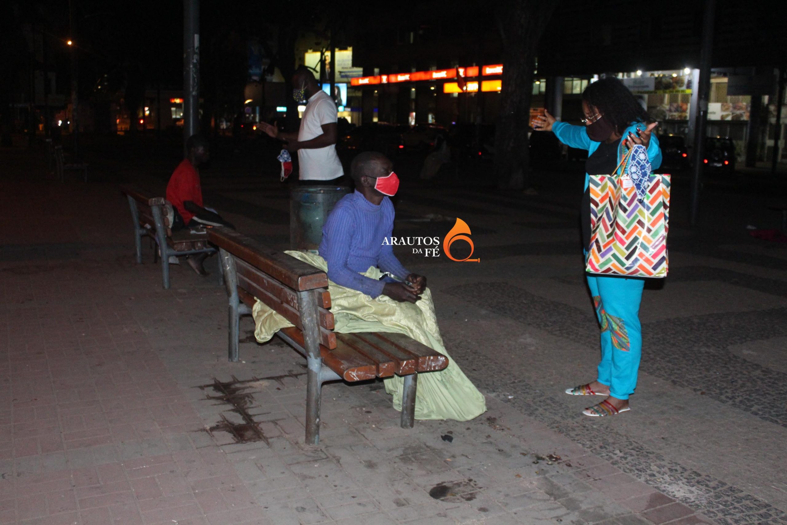 Cantora gospel Joly Makanda, solidária com moradores de rua