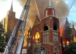 “Satanás não pode nos destruir”, dizem membros de igreja batista destruída por incêndio
