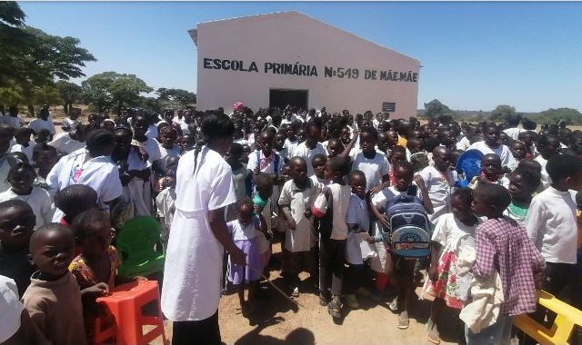 Merenda escolar atrai crianças à escola primária de Mãe-Mãe